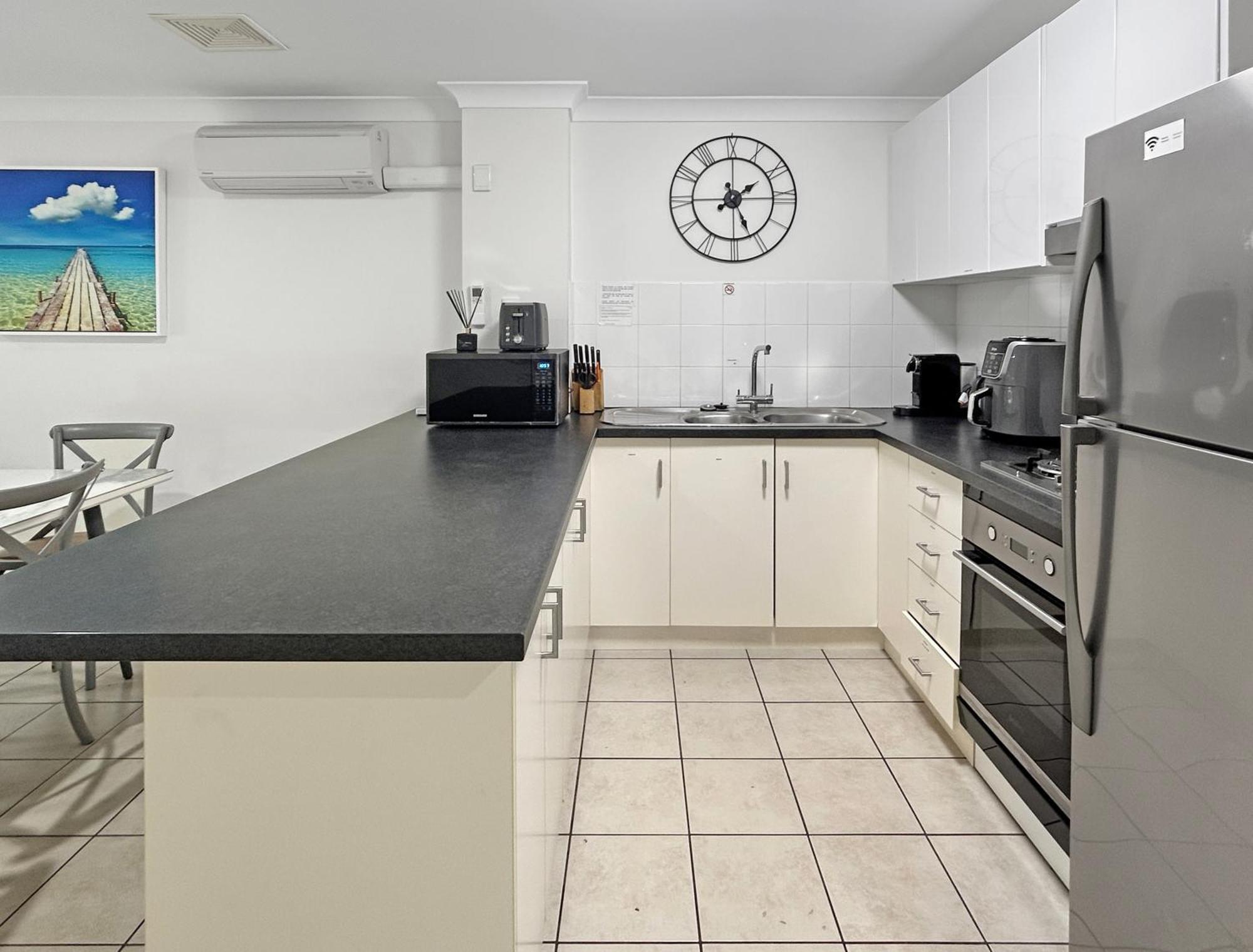 Sunset Waters Apartments Hamilton Island Exterior photo
