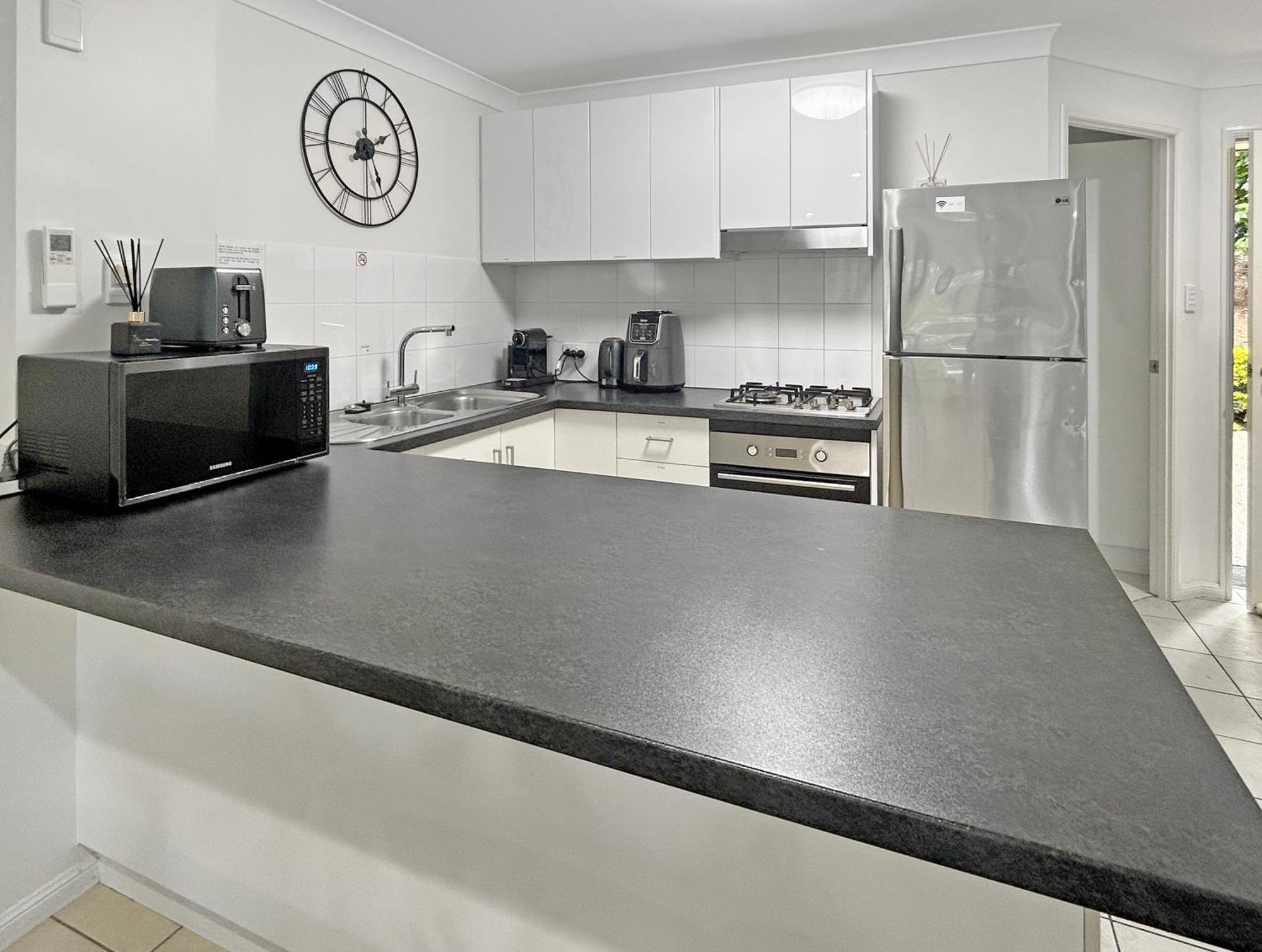 Sunset Waters Apartments Hamilton Island Exterior photo