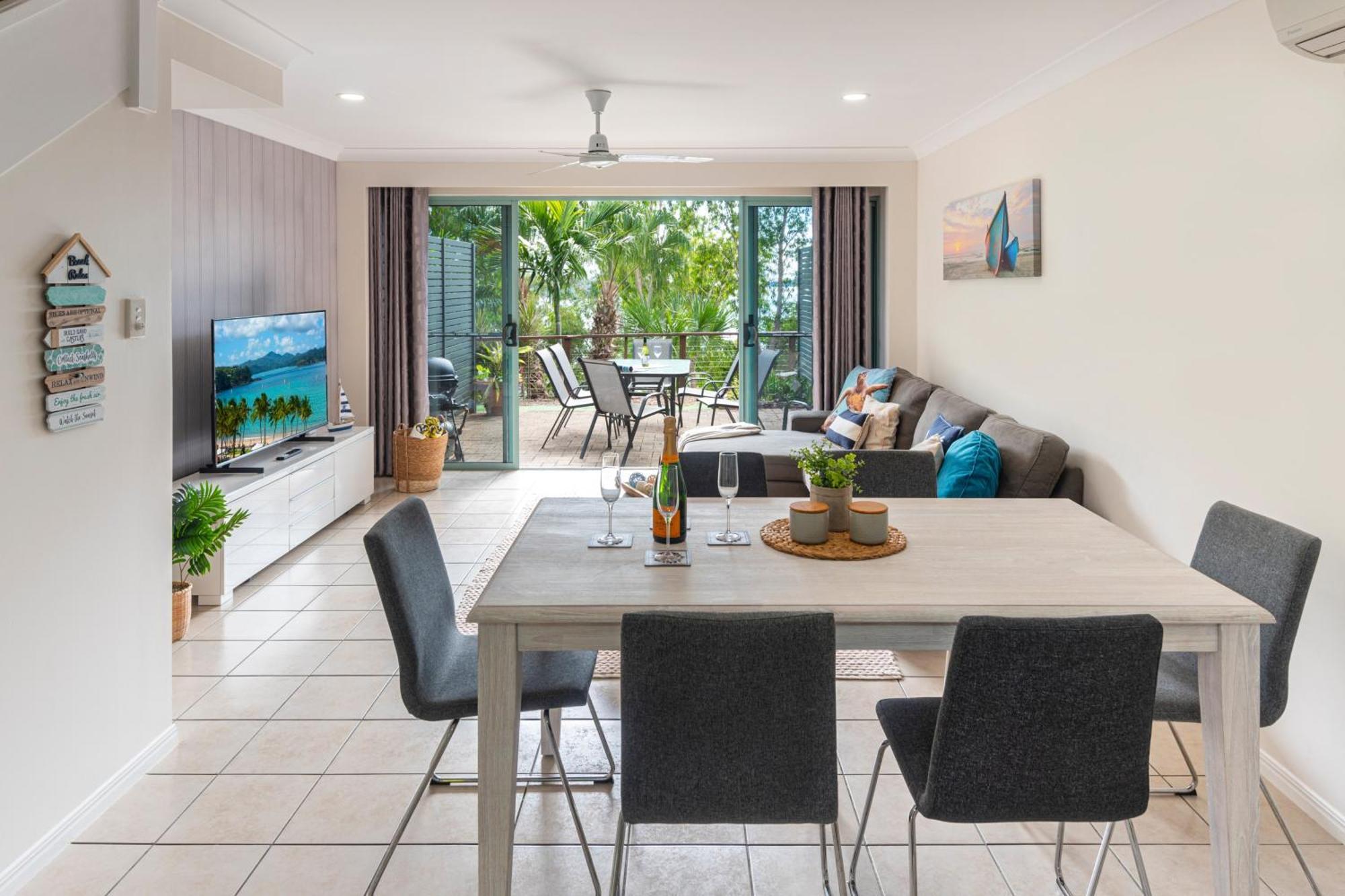 Sunset Waters Apartments Hamilton Island Exterior photo